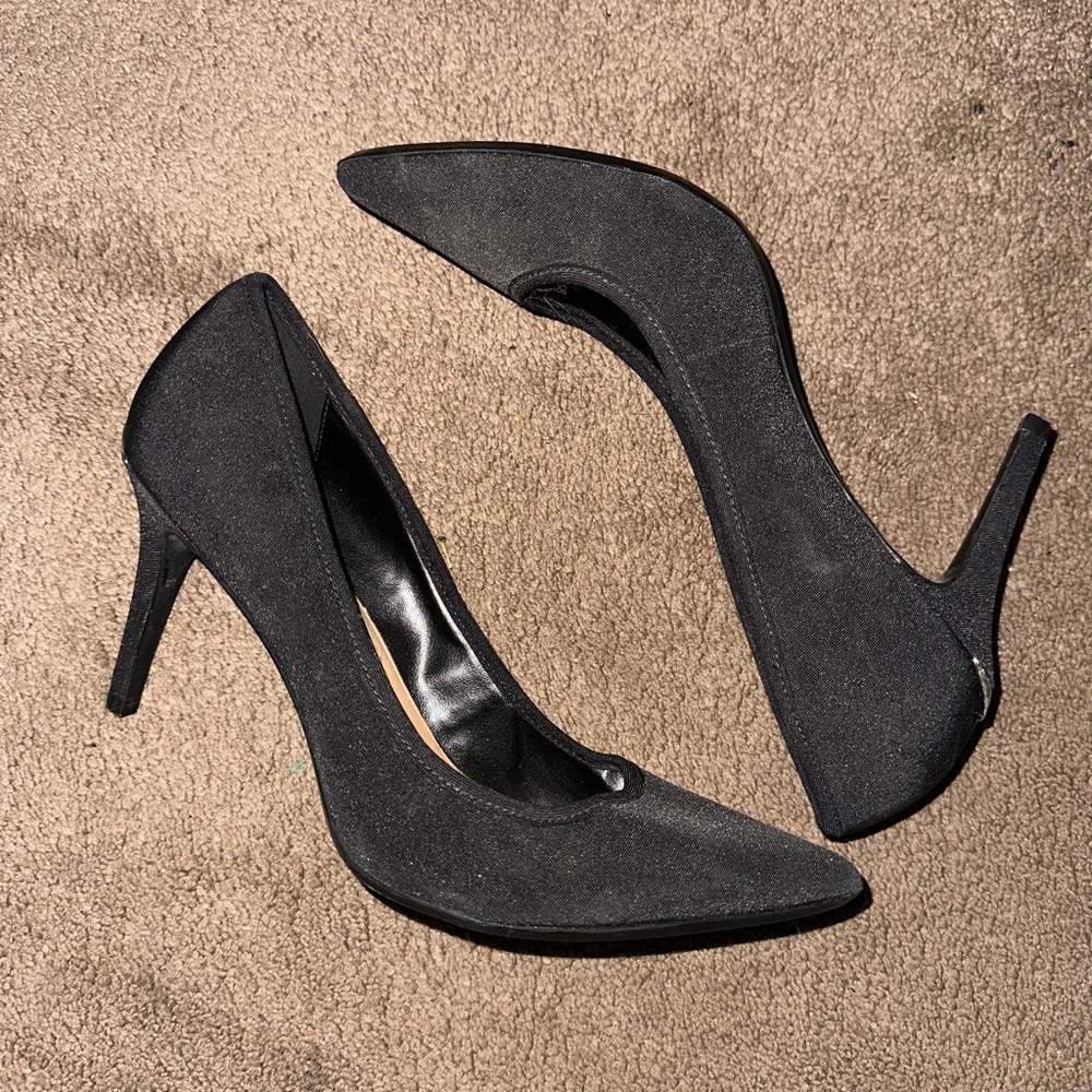 EUC Womens Calvin Klein black fabric pointed toe stiletto heels!